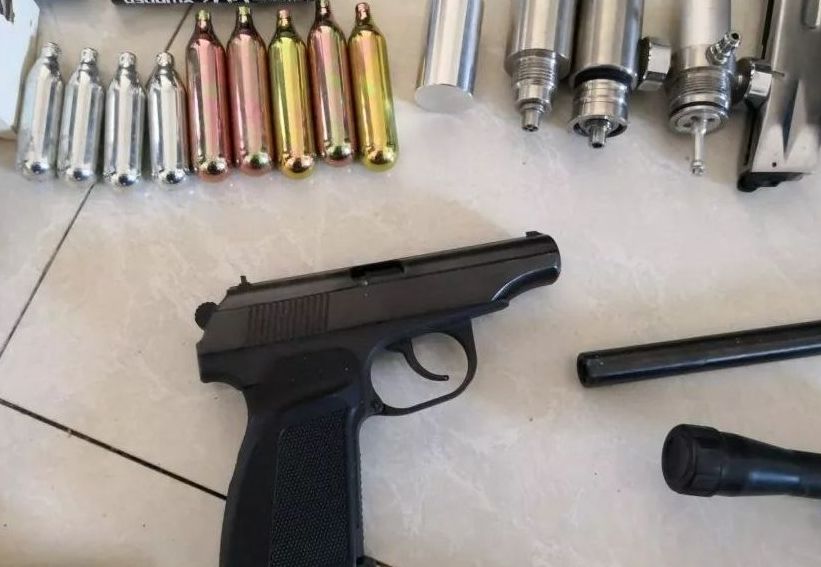  p>气动枪,枪类型,利用枪内气室气压突然增高将弹头射出的一种枪. /p>