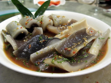  p>海红鱼唇是一道菜品,属于京菜系,主要材料是水发鱼唇,配料是 a