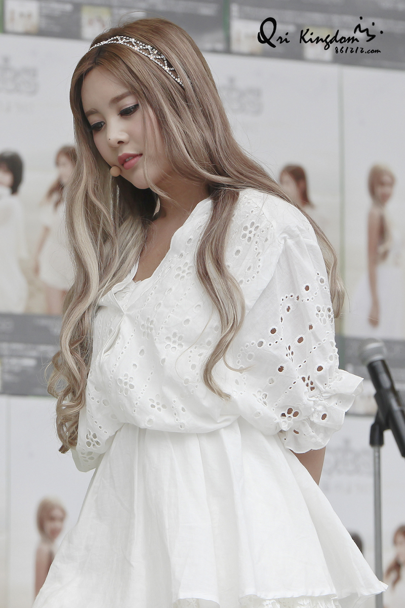 毕业于明知大学视觉艺术及戏剧系,韩国女歌手,演员,模特,女子演唱团体