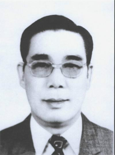 1927年出生于广东省云浮市郁南县千官镇双龙村,曾就读于双龙小学,千官