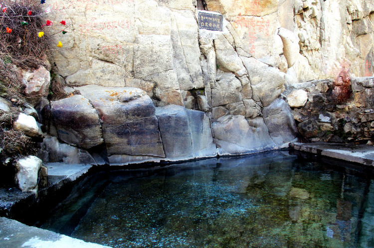  p data-id="gnb4e0dync">拉普温泉:位于洛扎县色乡曲吉麦玉如若村