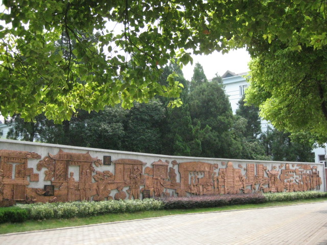 当涂一中创办于1906年(清光绪三十二年),1979年定名为安徽省当涂第