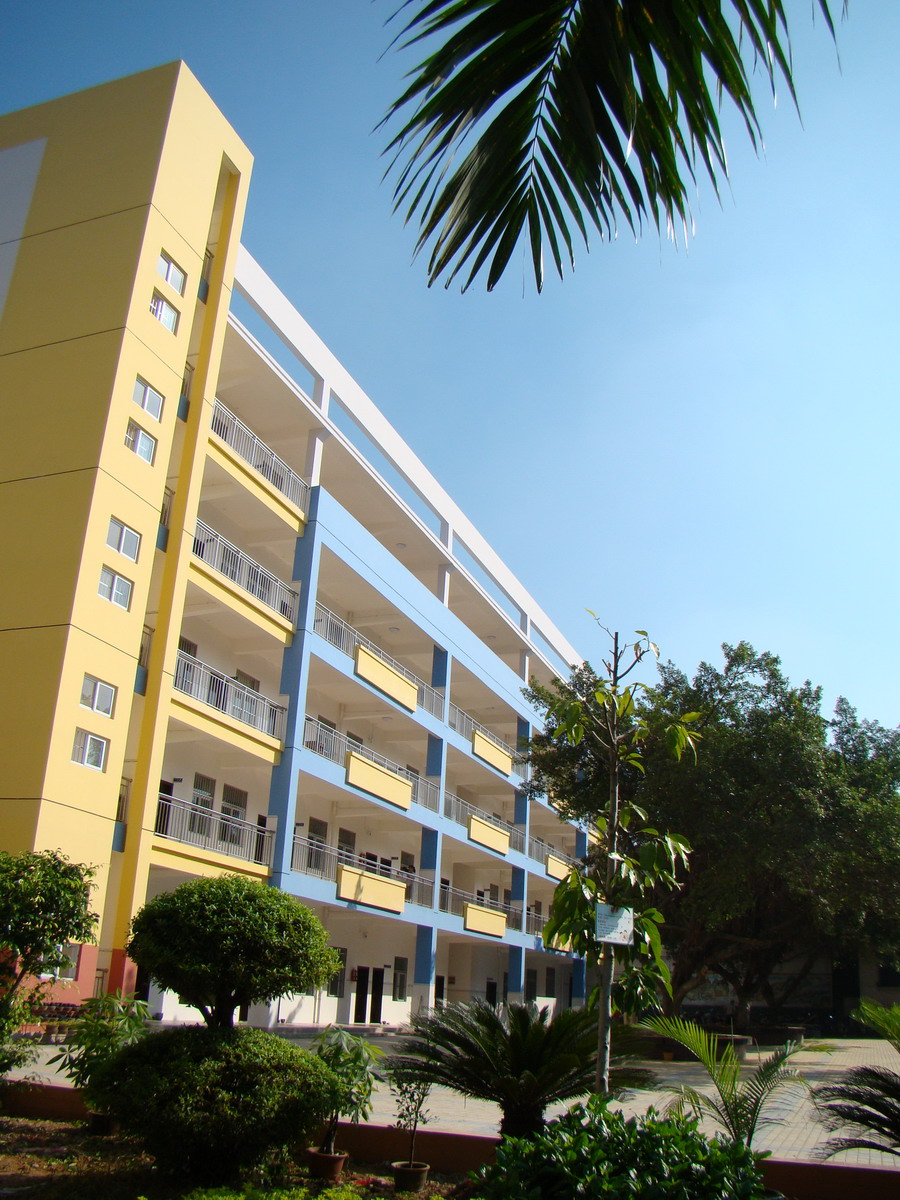  p>南宁市锦华小学创办于一九五一年,原南铁一小,属原柳局管辖的一所