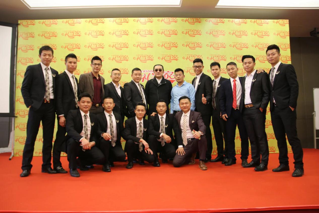  p data-id="gnc0ntl9xe">康飞翔,出生于湖南省娄底市新化县,毕业于