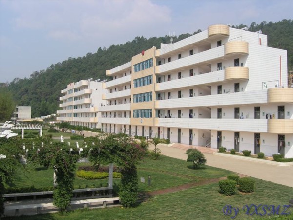  p data-id="gnhggr8pbf">玉溪中学地处道真自治县县城城西,建校于