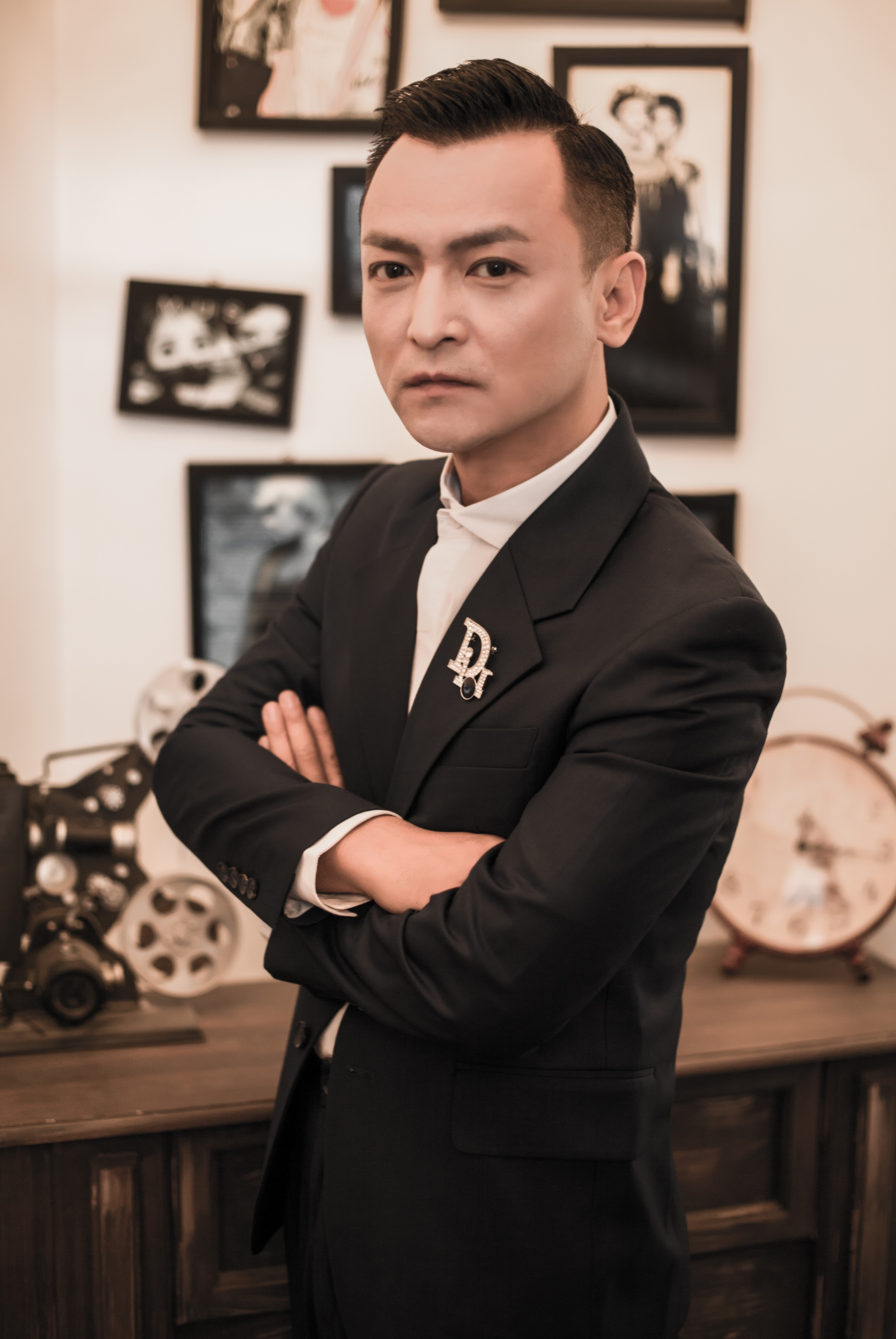  p data-id="gnxb8qr8uf">江东,11月7日出生于山东聊城,歌手.