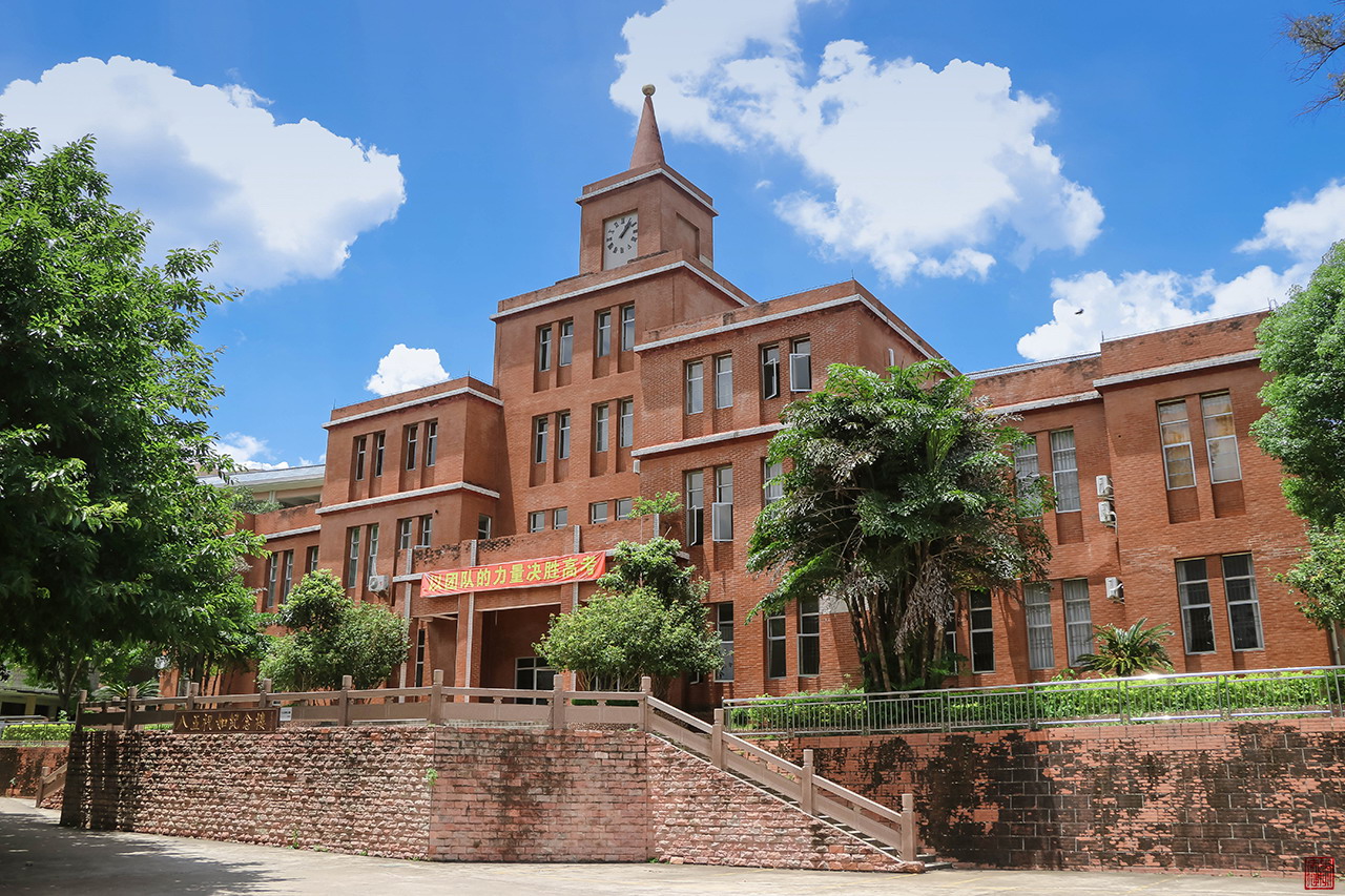  p>广东梅县东山中学是全国重点中学,广东省国家级示范性普通高中