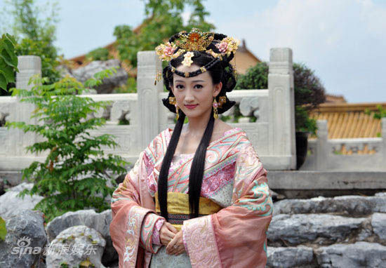  p>吴静一,1985年3月4日出生于辽宁省阜新市,毕业