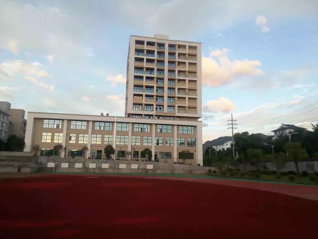  p>龙泉市中等职业学校坐落在浙西南绿谷胜地龙泉市区,学校占地243亩