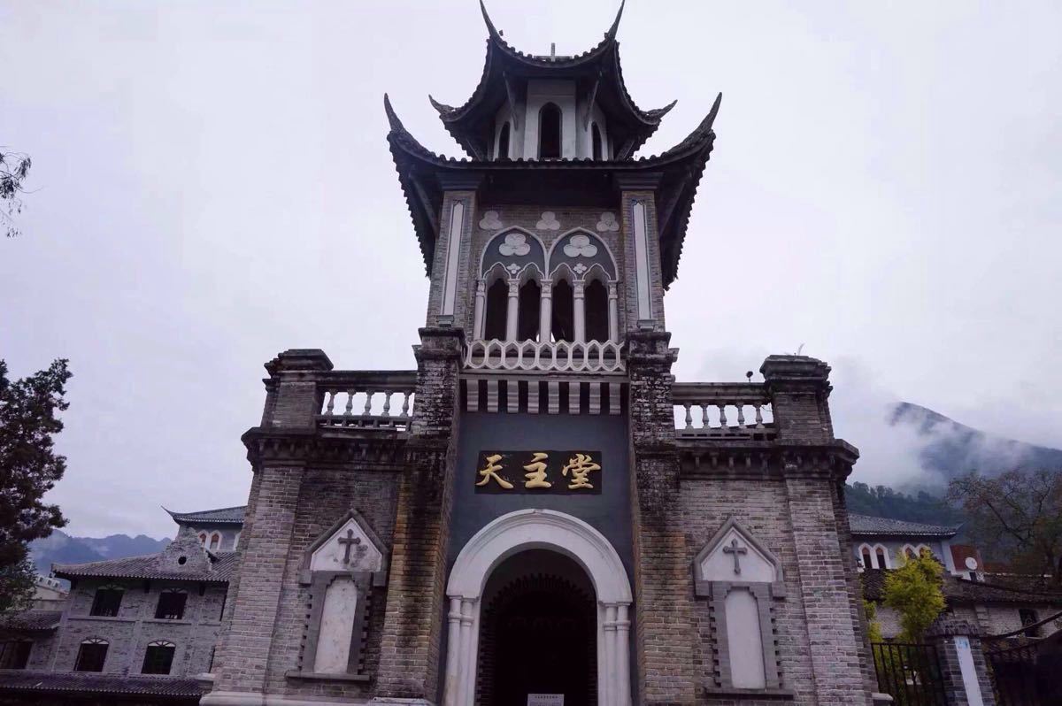 磨西天主教堂位于四川省甘孜州泸定县磨西镇