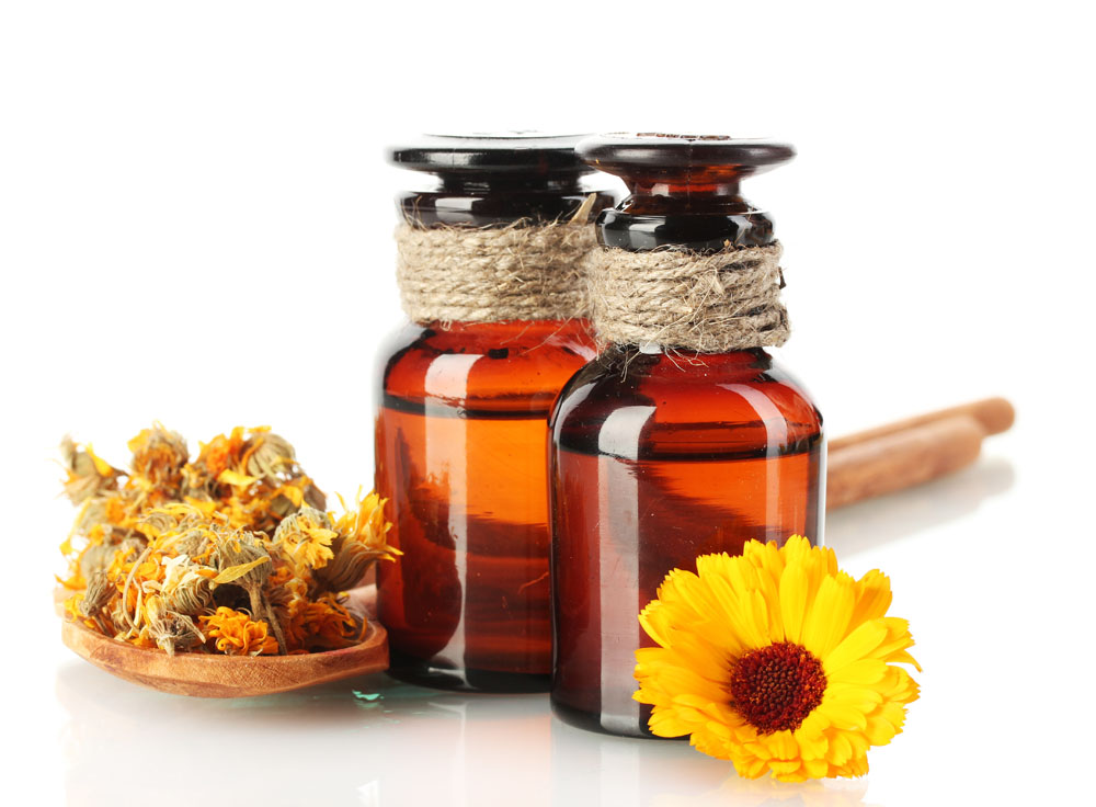  p>精油是指从香料植物或泌香动物中加工提取所得到的挥发性含香物质