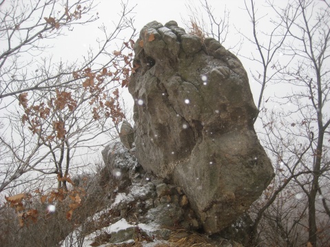 大黑山古名黑峰岭,东西向穿越可以登高望远,春夏秋自然风景各异,别有