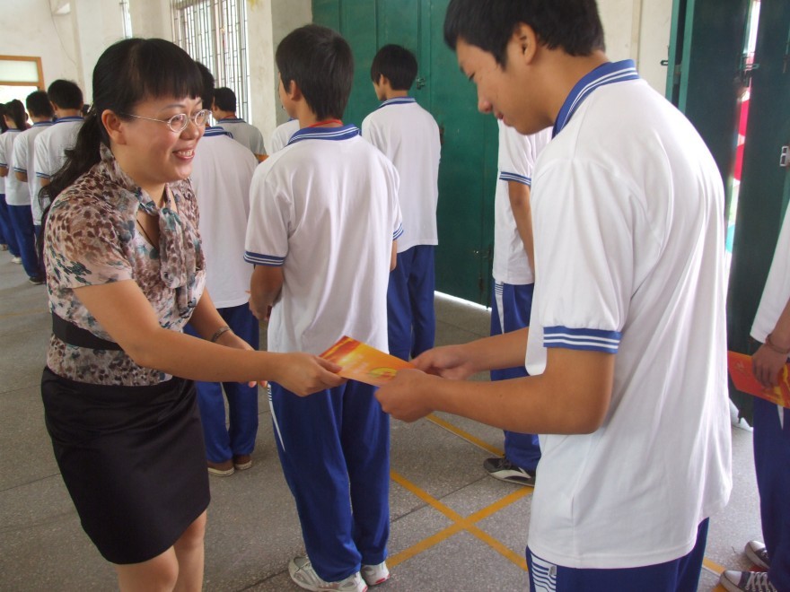 罗定市泷州中学