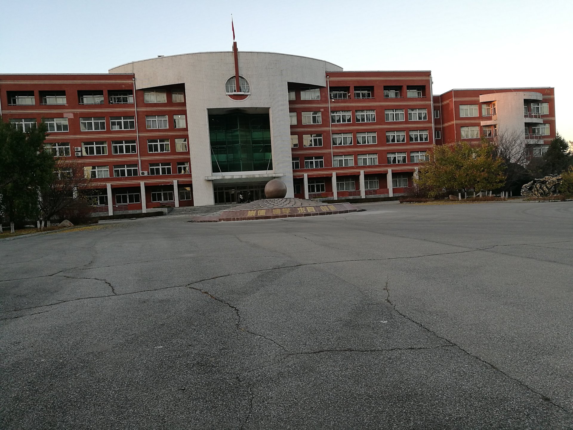  p>抚顺市第二中学简称抚顺二中,是辽宁省首批示范性高中之一,素有"