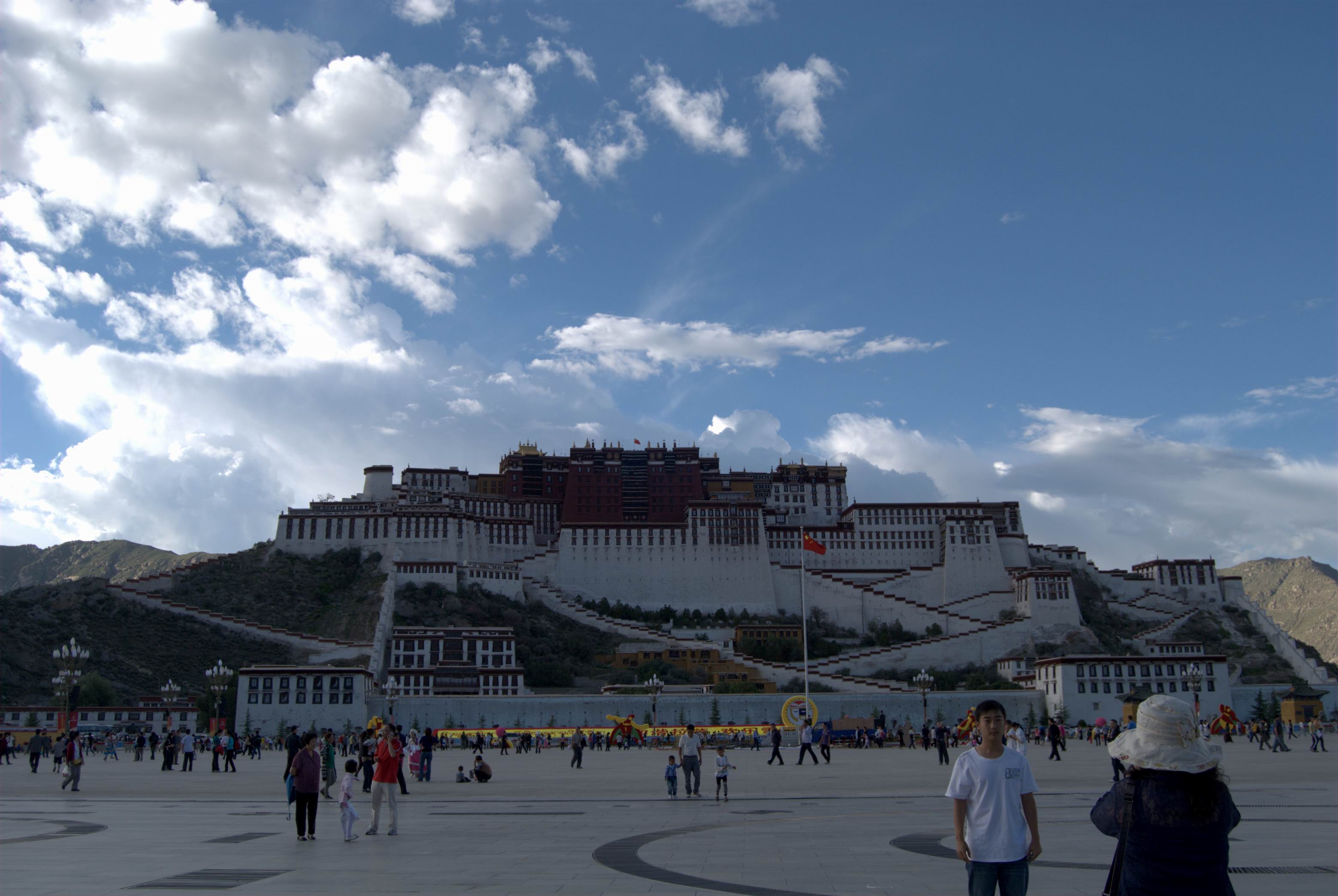 广场 /a>,位于西藏拉萨市 a target="_blank" href="/item/布达拉宫