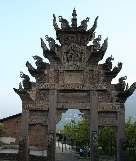  p data-id="gnvgqh1383">九襄石牌坊位于汉源县九襄镇民主村,坐北