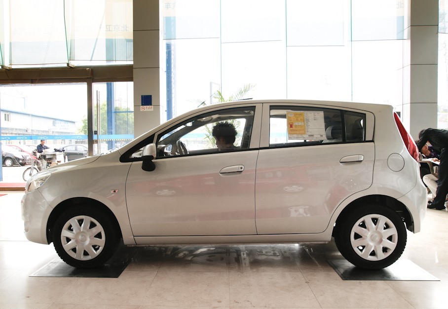 在原赛欧基础上全新打造的产品,配置方面,赛欧3手动舒适天窗版在入门