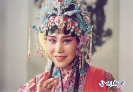 唐懿宗时期丞相王允三女宝钏于彩楼飘彩招亲,绣球打中乞儿薛平贵.