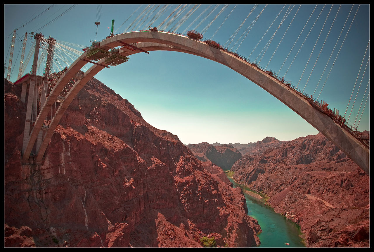  p>胡佛大桥,正式全名为迈克·奥卡拉汉-帕特·蒂尔曼纪念大桥(mike o