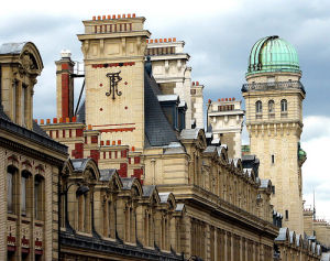 ",简称"la sorbonne"即"索邦大学",亦称"paris i"即"巴黎一大",位于 a