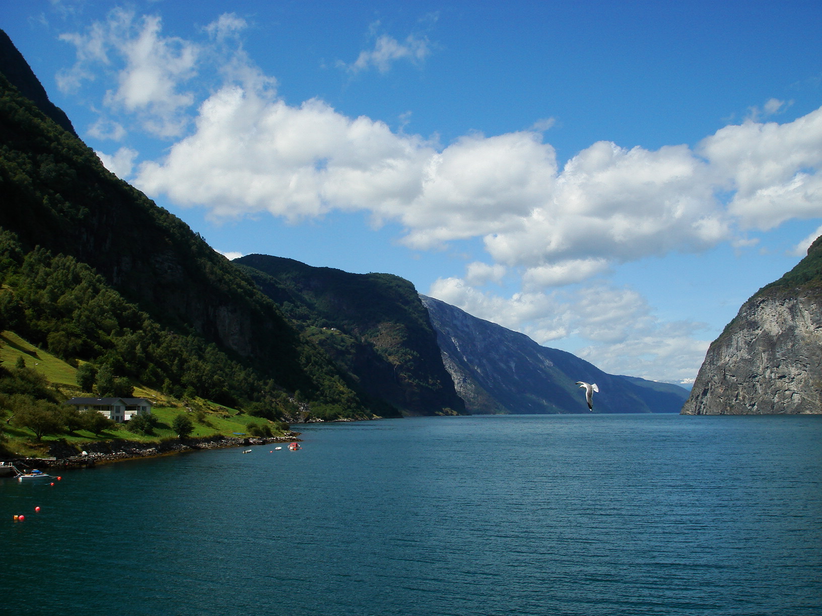  p>位于斯堪的纳维亚半岛的挪威西海岸,山高峻险,峡湾深入.