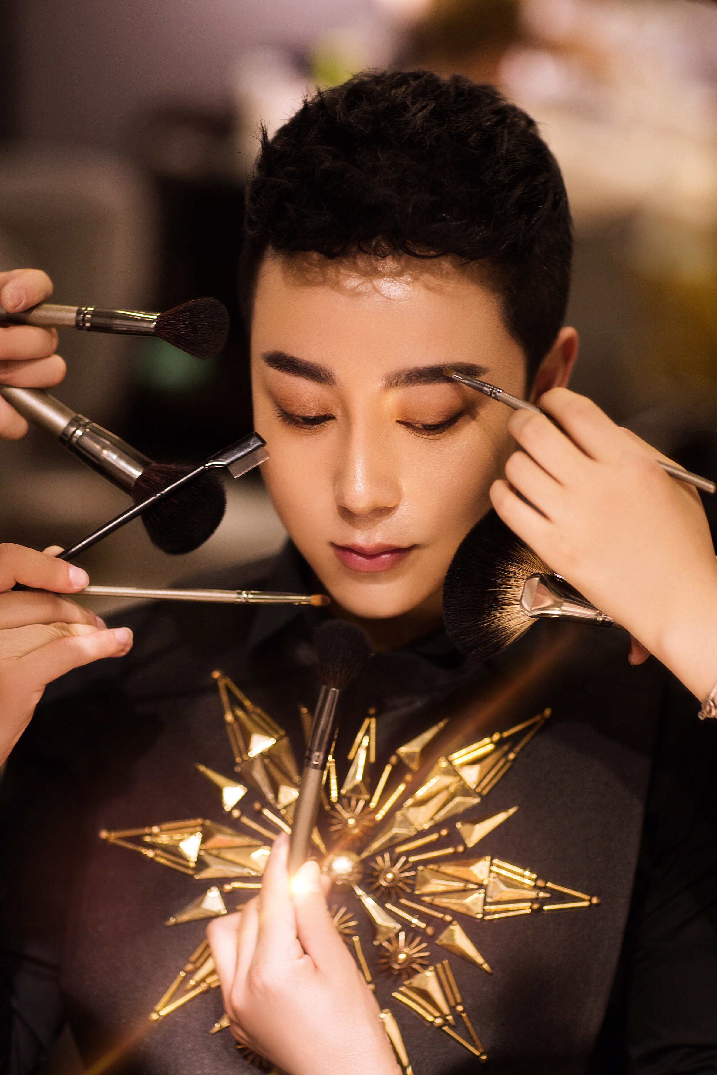 男,国家高级形象设计 a target="_blank" href="/item/造型师/7195468