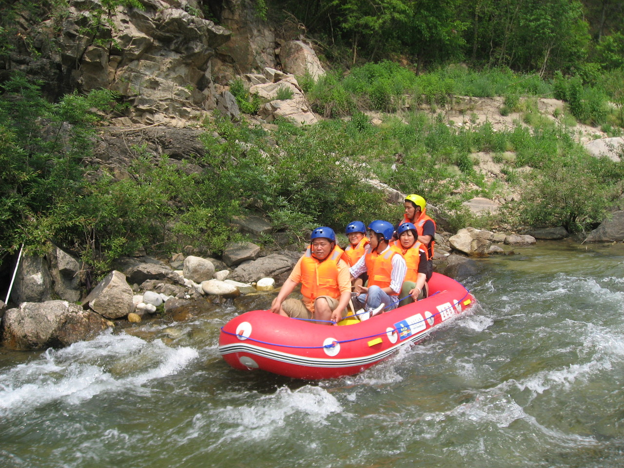  p>西安太白山漂流位于眉县太白山脚下,落差高达166米,置身山花烂漫