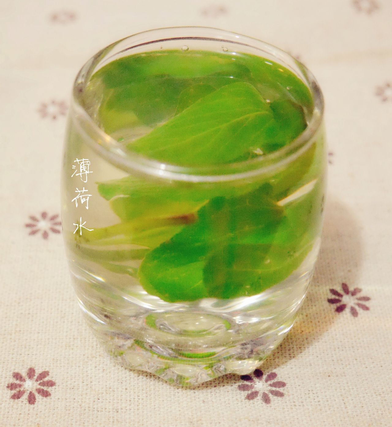 lemmaid="1235780">薄荷叶 /a>为主料的饮品,可根据个人喜好加适量糖