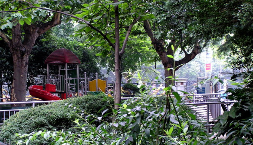  p>上海华山儿童公园位于华山路1575号,除园门前是华山路外,四周皆为