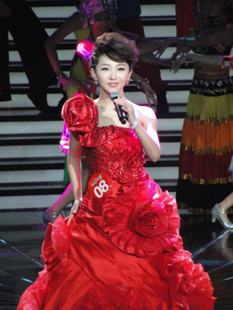 出生于辽宁省辽阳市,中国内地民族唱法歌唱演员,毕业于沈阳音乐学院