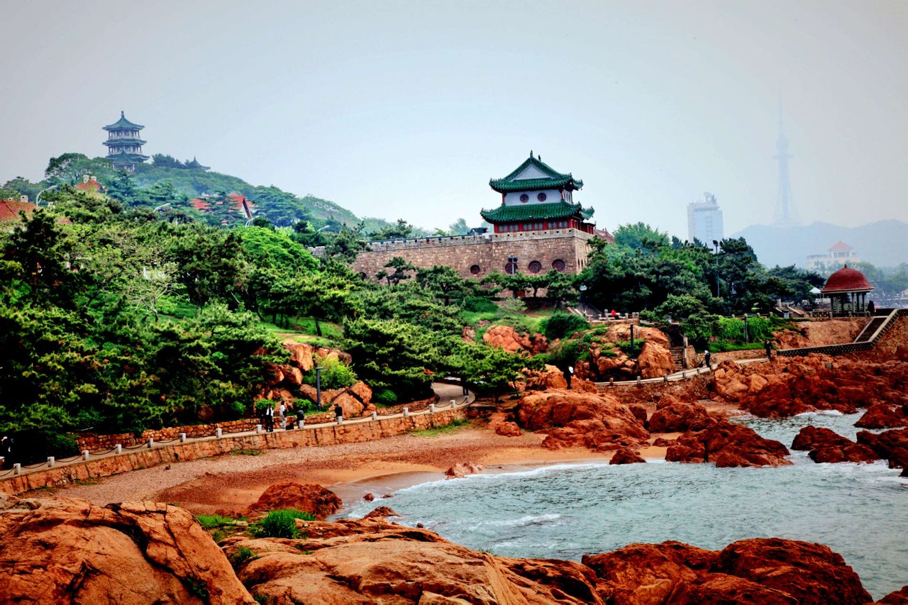 鲁迅公园沿狭长基岩海岸东西伸展,东临青岛水族馆和第一海水浴场