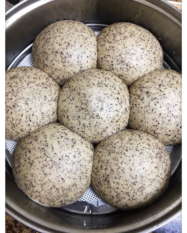  p>黑豆渣馒头是以面粉,黑豆,水为主要食材制作的美食. /p>