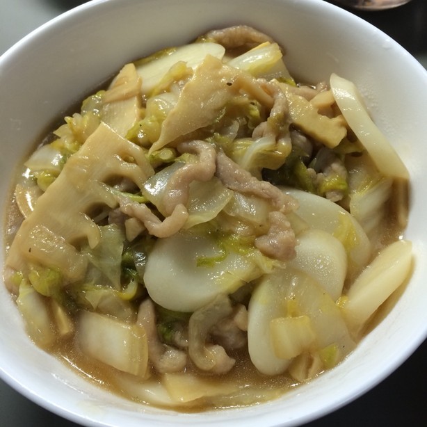  p data-id="go0jwrcvut">黄芽菜炒年糕是一道以黄芽菜(大白菜),肉丝