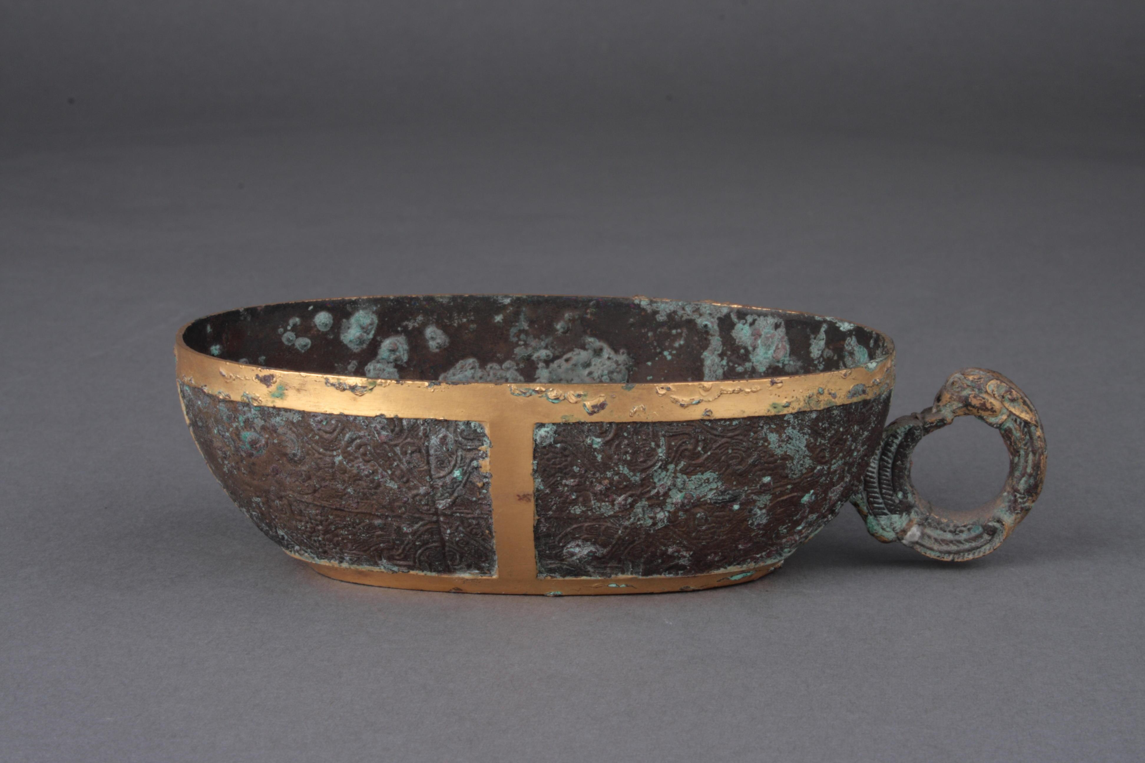 西汉铜椭圆形单把铜套杯