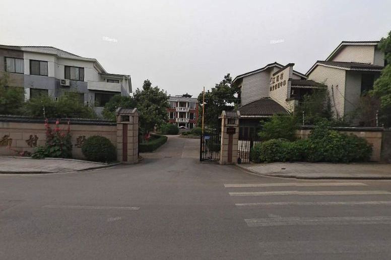  p>苏州市相成区的阳澄湖东路是稍有名气的别墅居住区,更有富人所拥有