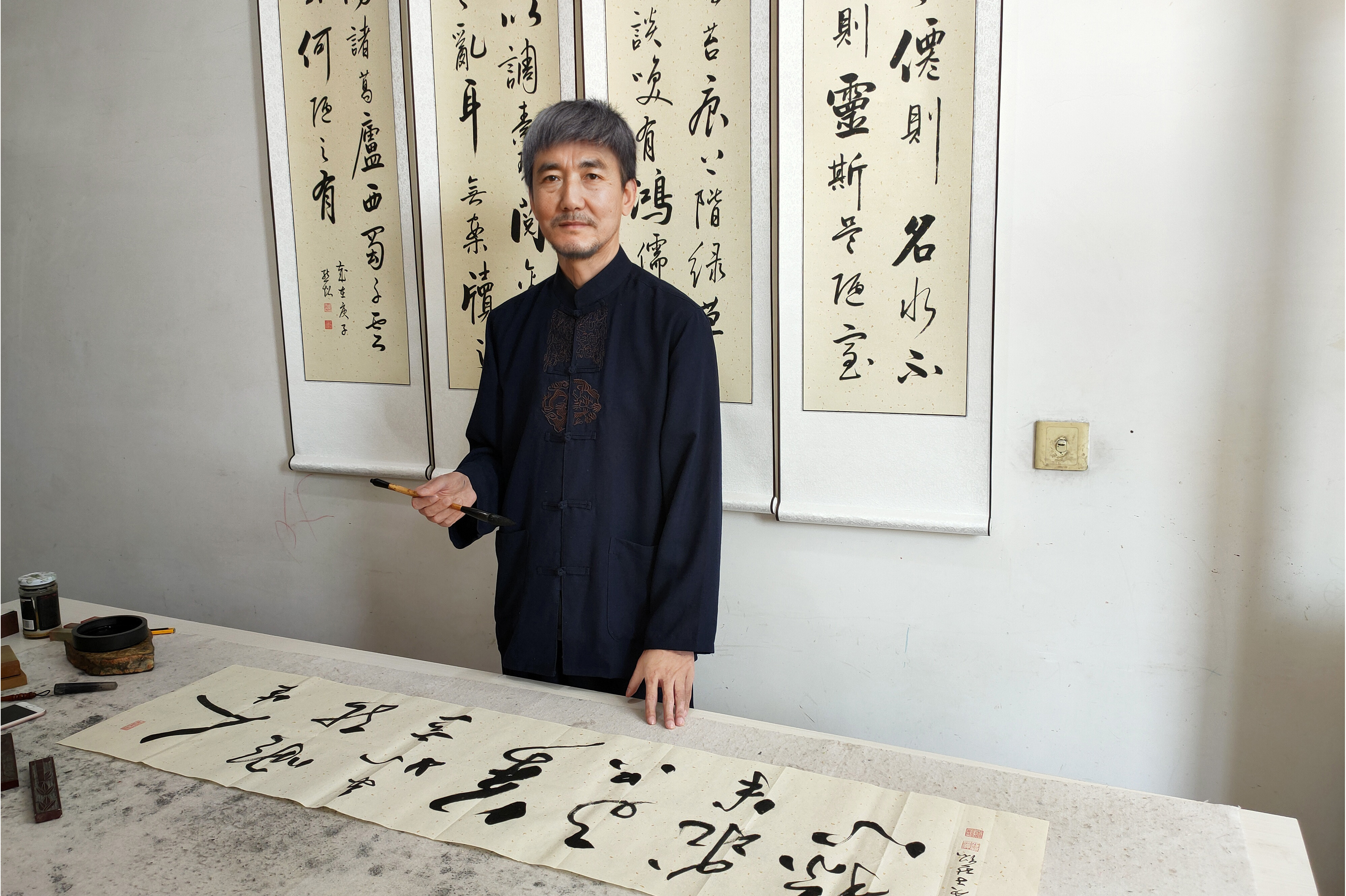 男,书法家 sup data-ctrid="m8ftfqn">1 /sup>,中国书法家协会会员 