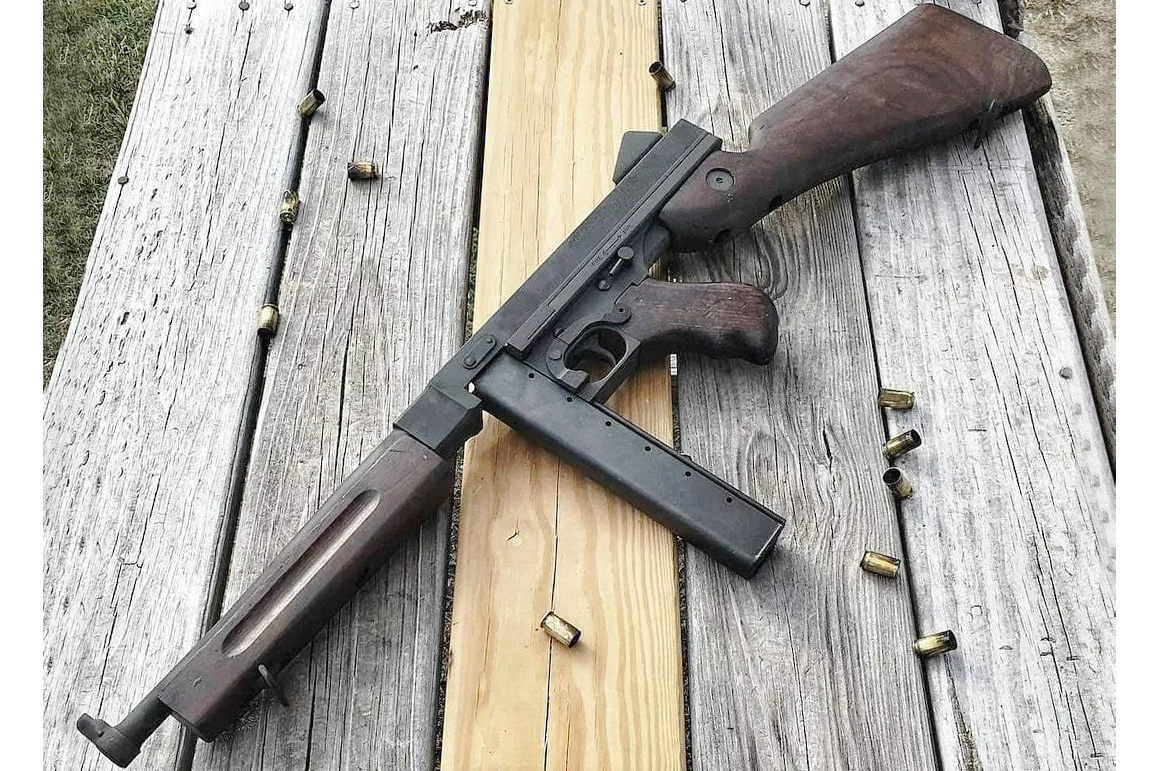 thompson submachinegun,又称:汤姆逊冲锋枪,绰号:tommy gun,译文