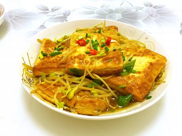  p>豆芽烧豆腐是一道美食,主要食材是豆腐适量,黄豆芽适量. /p>