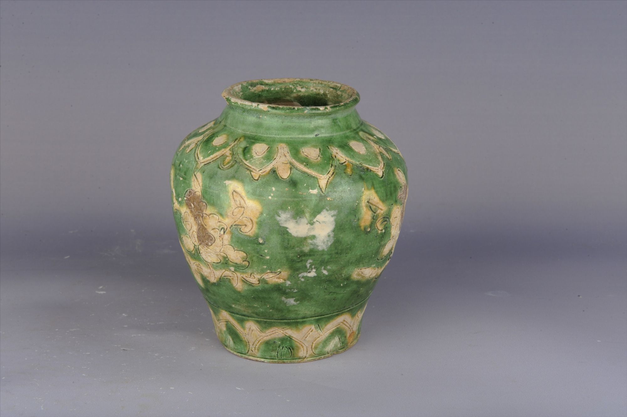 明代绿釉花卉纹瓷罐