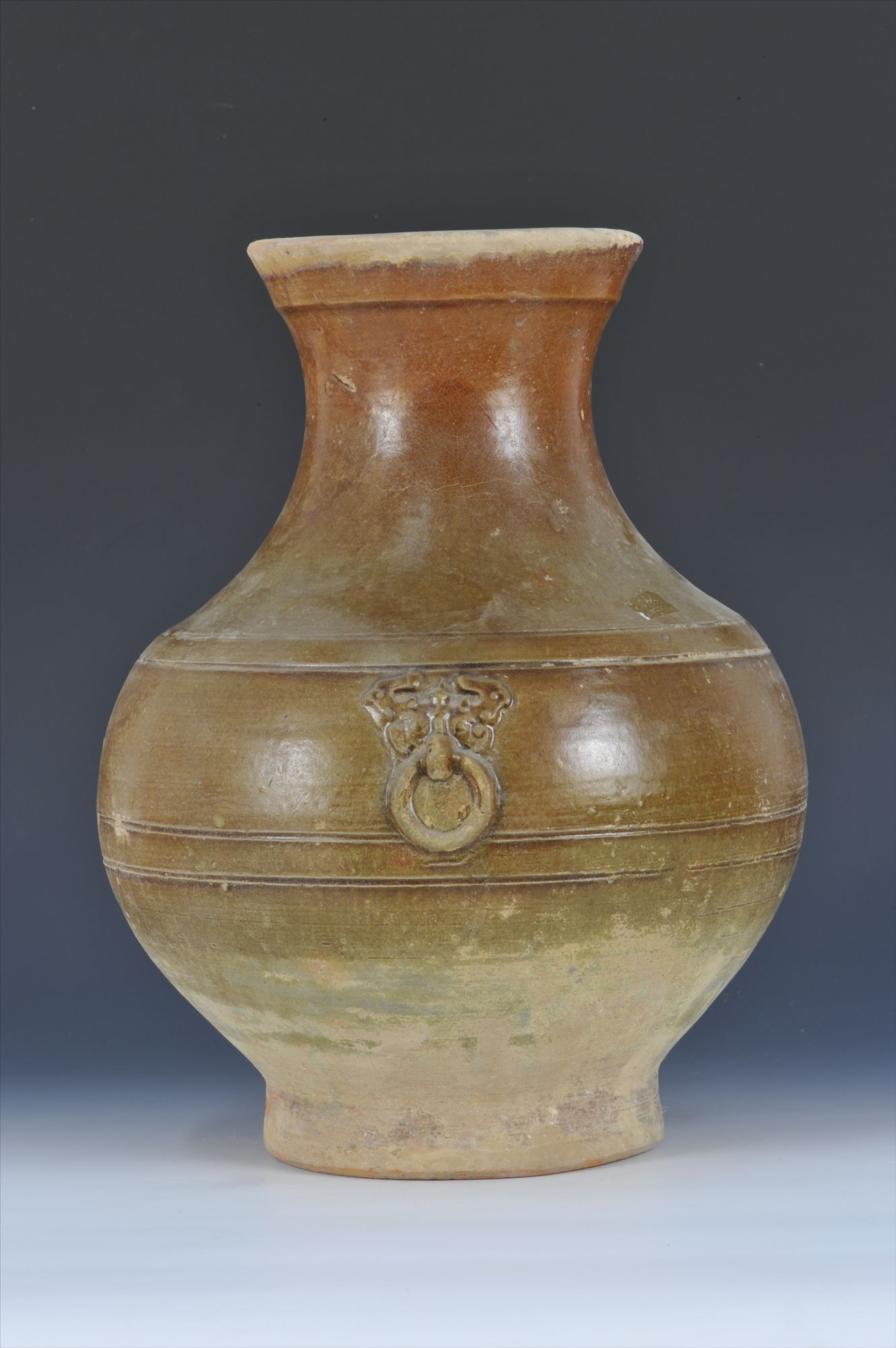 汉代酱釉弦纹铺首陶壶