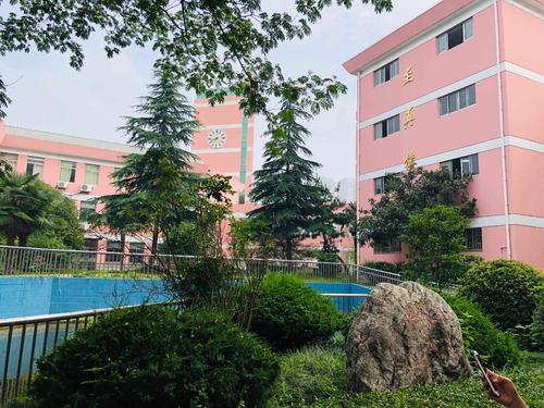 p>如皋市实验初中创办于2002年,位于204国道与316省道交汇处,占地