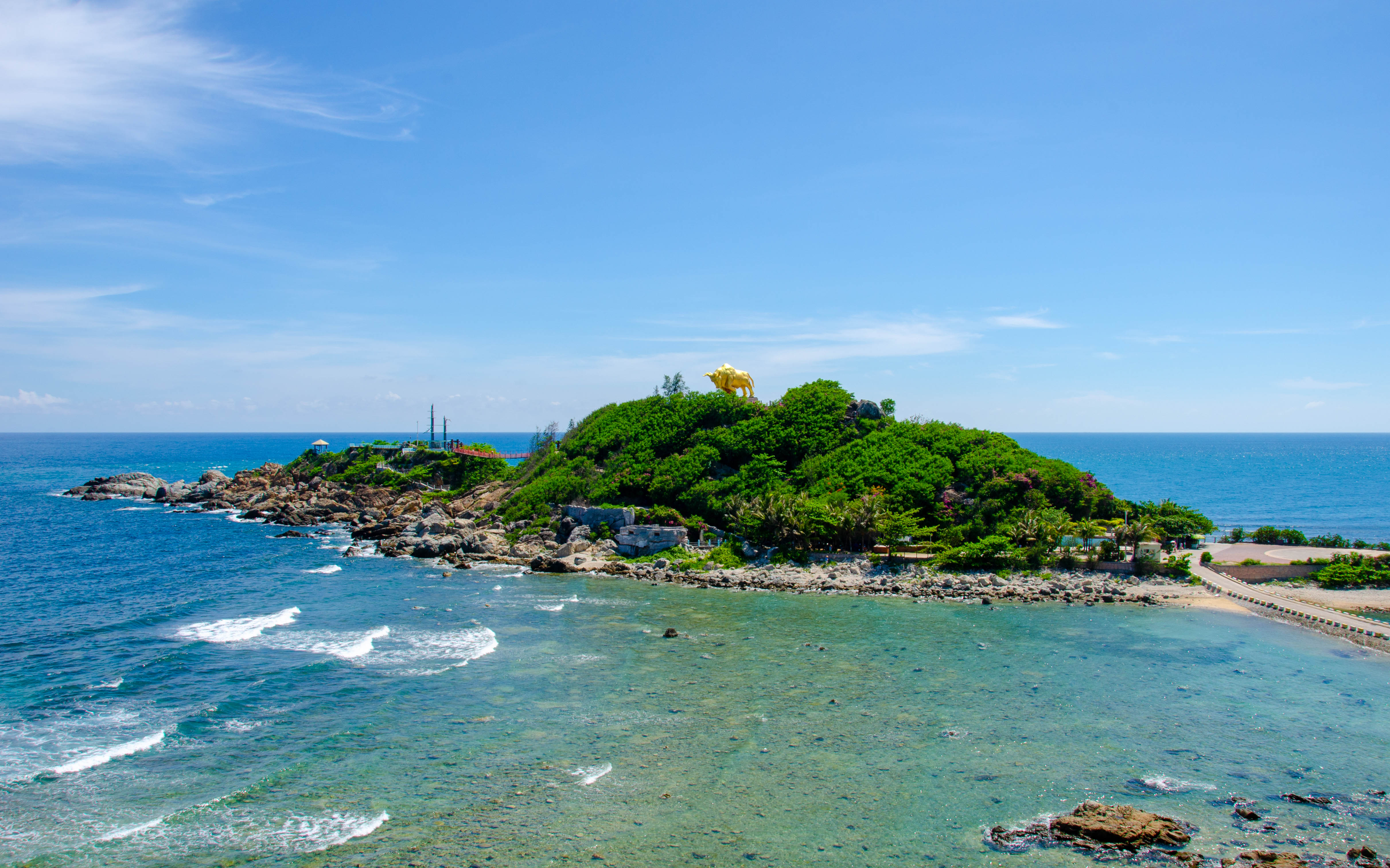  p>三亚西岛海洋文化旅游区位于海南省 a target="_blank" href="