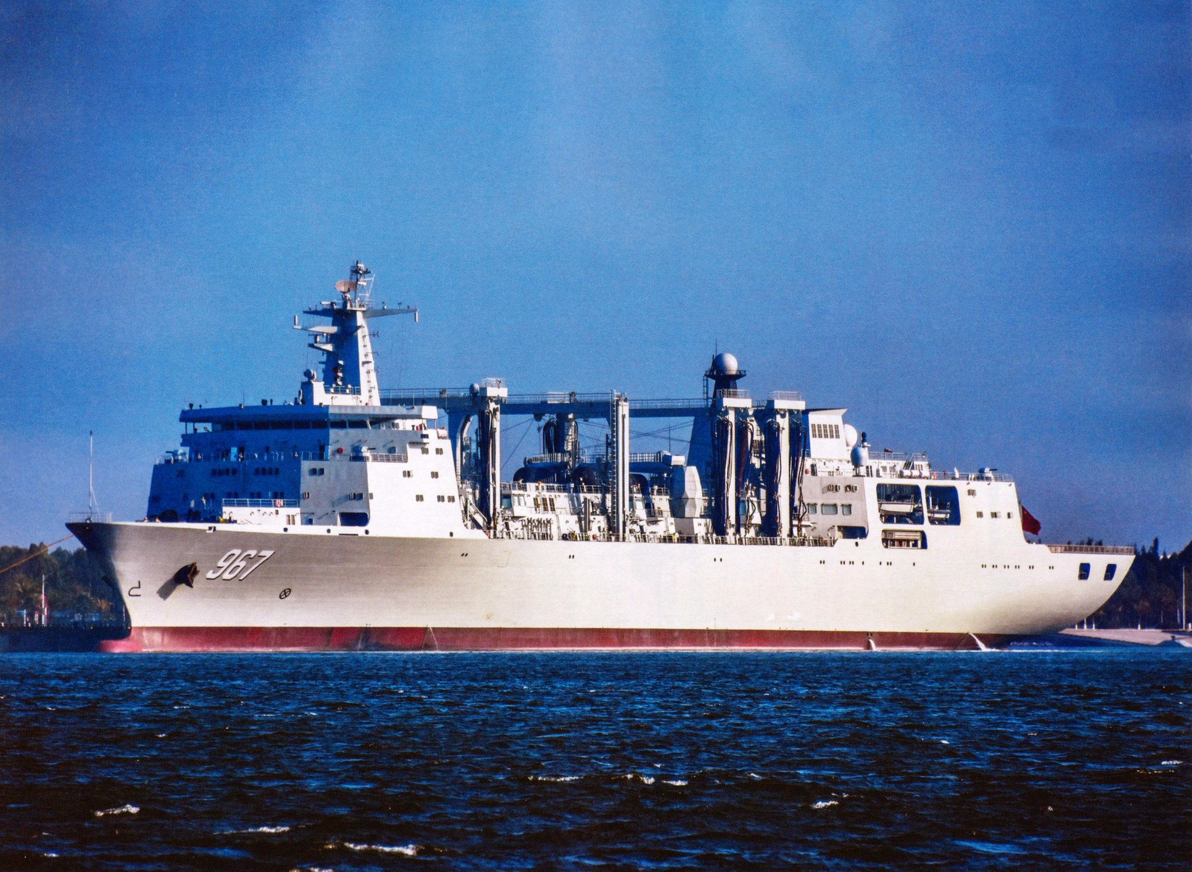 901型大型远洋综合补给舰