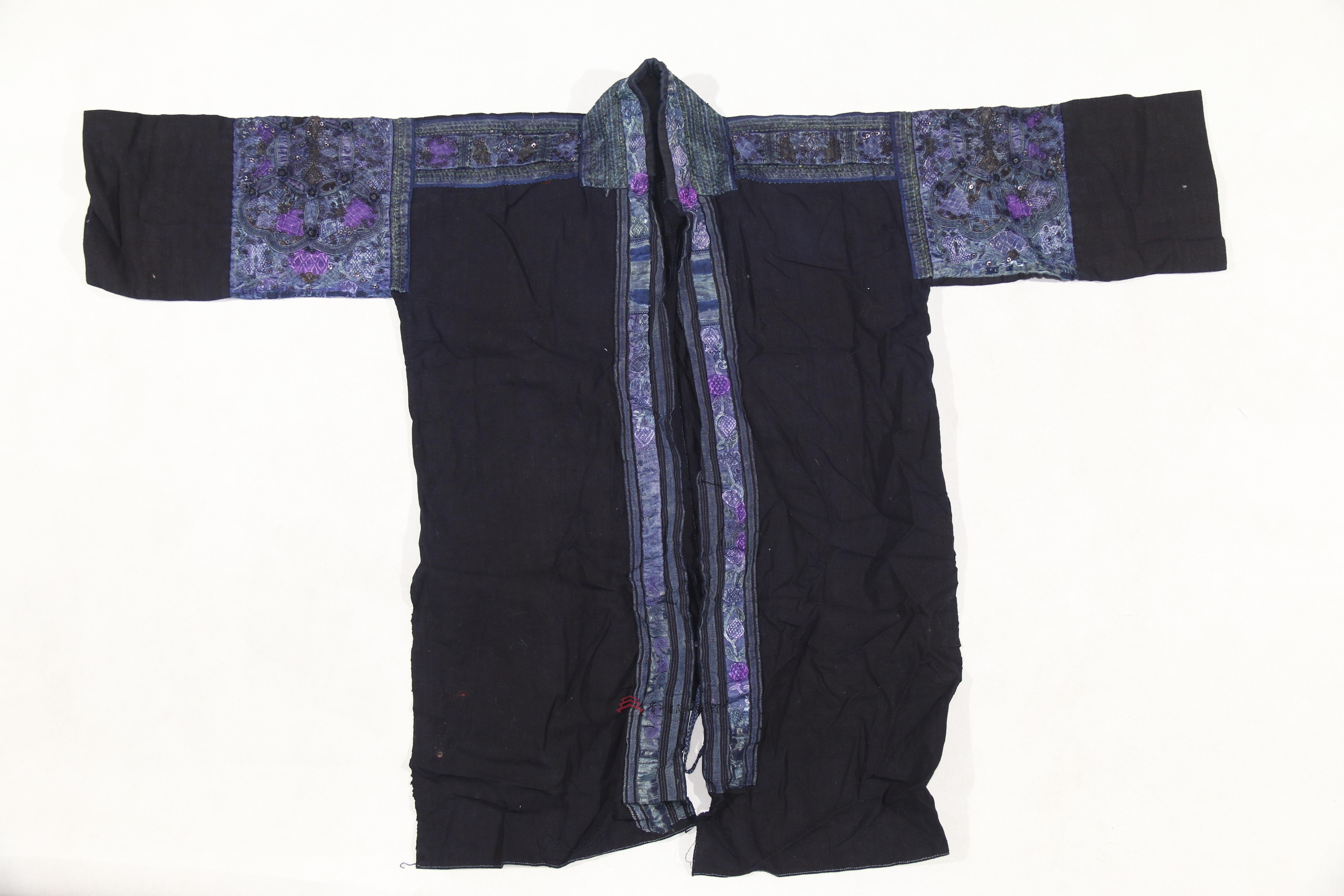 民国台江苗族箔锦绣石榴纹对襟衣