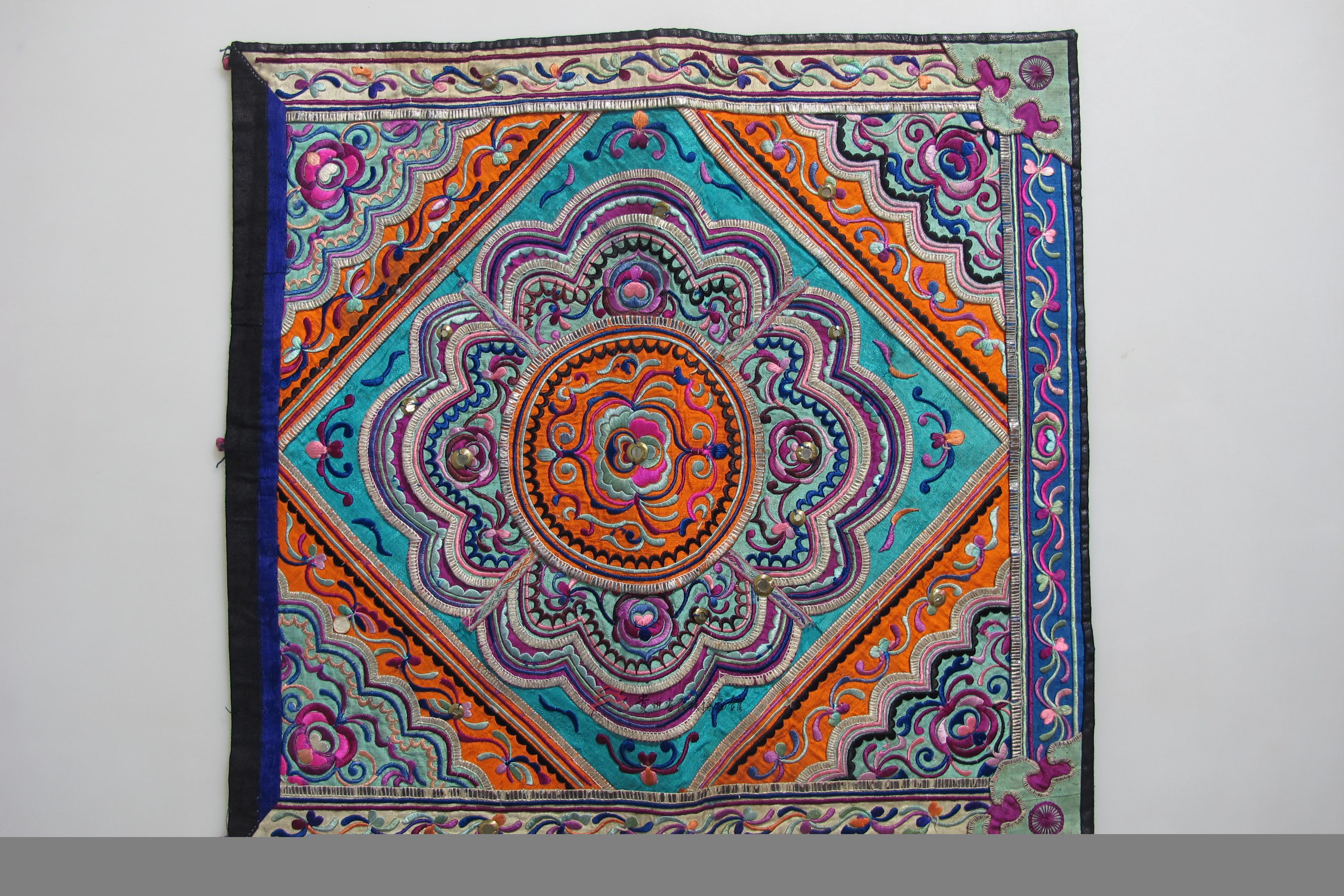 纹背带盖是一件由贵州省民族博物馆通过征集而来的民族历史和文化藏品