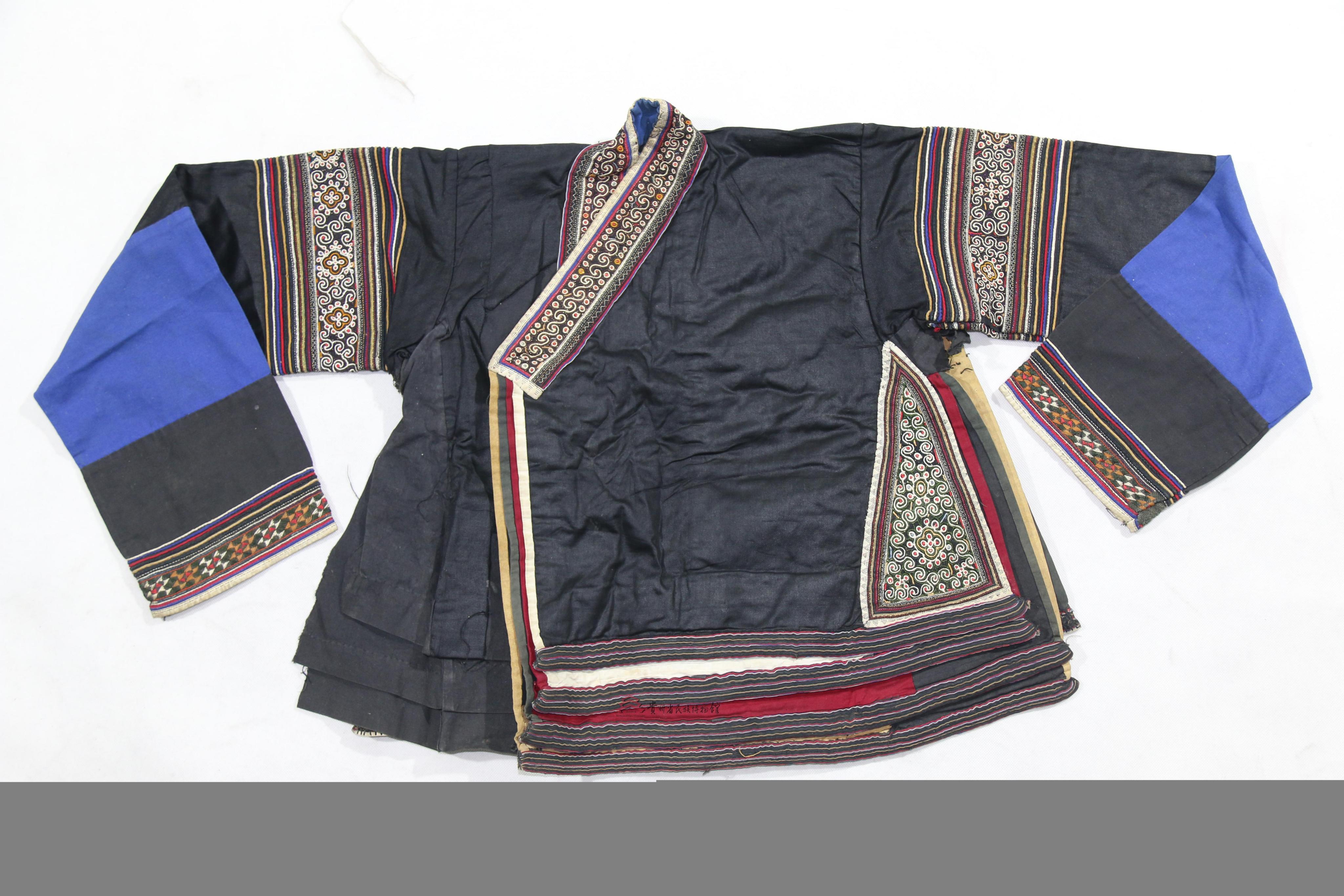 当代云南文山苗族亮布缠绣花纹右衽衣