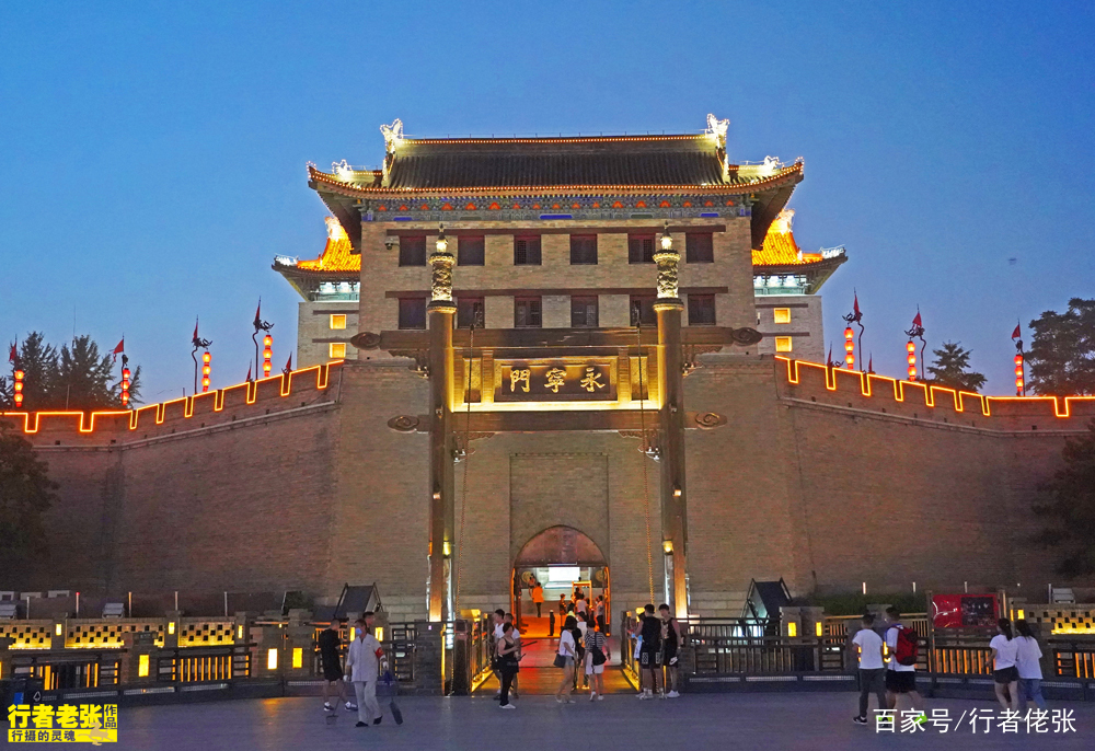 夜幕下的长安城永宁门，古老和现代近在咫尺，却跨越千年_百科TA说