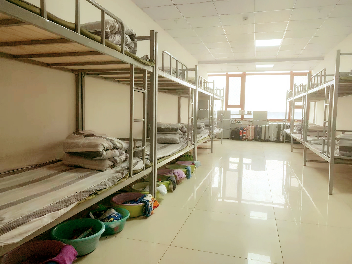  p> b>保定裕华中学 /b>坐落于保定客运中心西侧,交通便利,位置优越