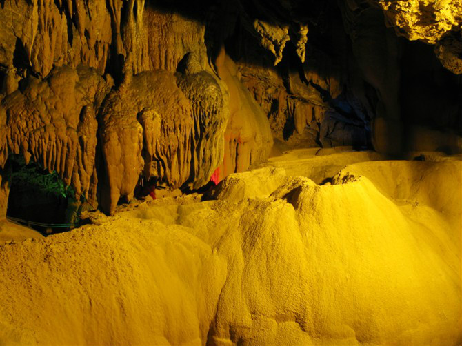 永福岩全长2700米,呈立体空间结构,水陆兼备,共分四层,岩洞内步步皆景