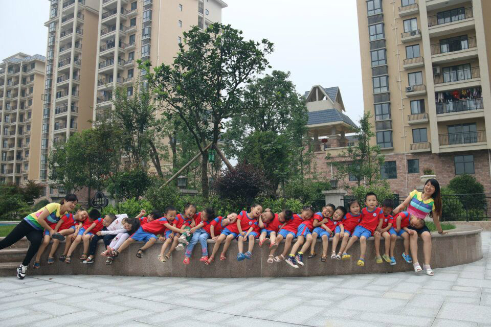 通城县滨江幼儿园地处于平安滨江苑内,占地面积有3800余平方米,<a